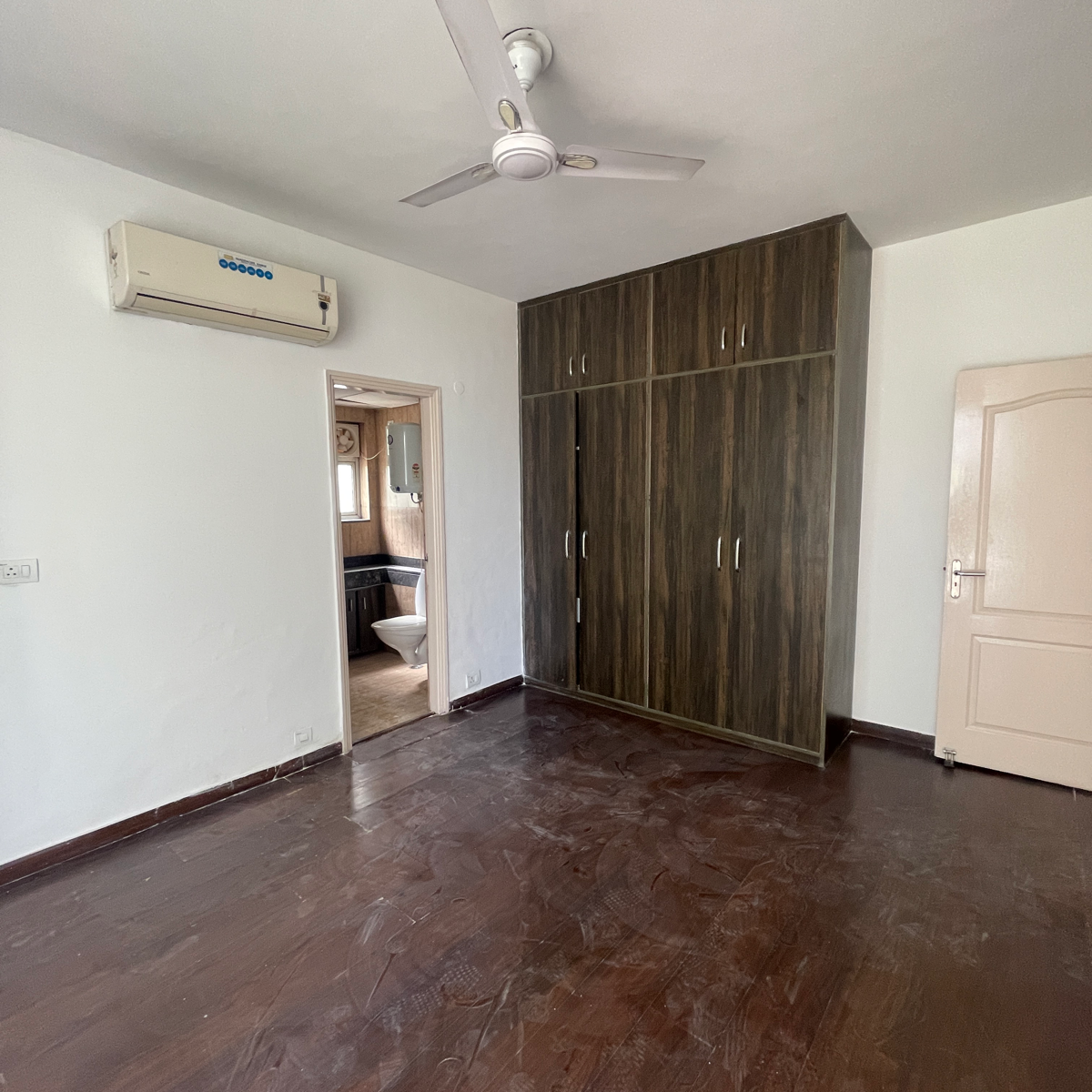 3.5 BHK + Servant Room Apartment For Rent in Bestech Park View Spa Next