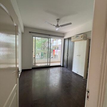Room in 3.5 BHK Apartment at Bestech Park View Spa Next, Sector 67 – for Rent