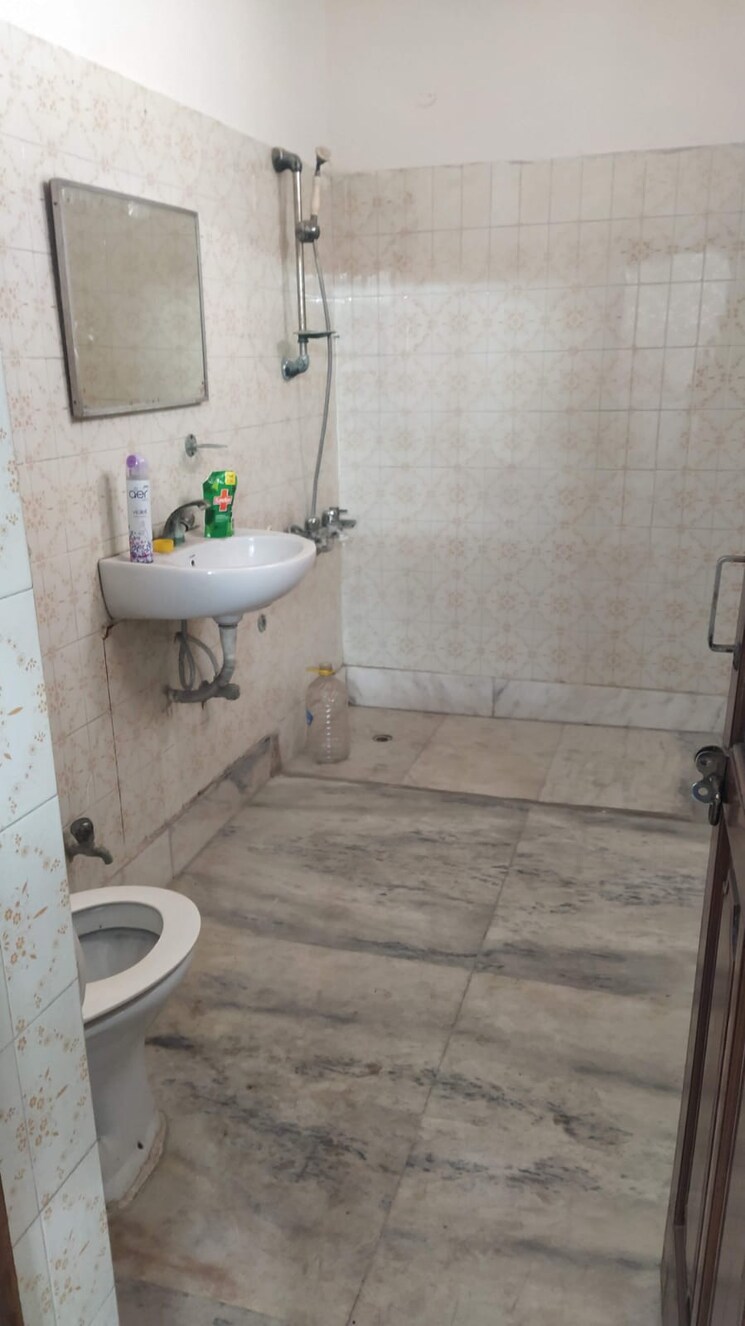 Bathroom, sector 15a 3 Bedroom 2150 Sq.Ft. Builder Floor In Sector 15a Faridabad 6766859
