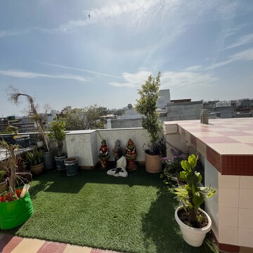Parking in 1 RK Builder Floor at Ansal Sushant Lok I, Sector 43 – for Rent