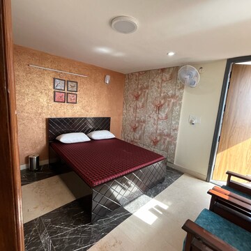 Living Room in 1 RK Builder Floor at Ansal Sushant Lok I, Sector 43 – for Rent