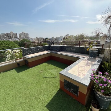 Balcony in 1 RK Builder Floor at Ansal Sushant Lok I, Sector 43 – for Rent