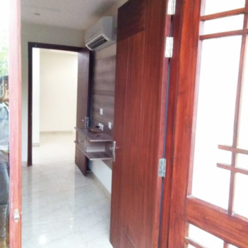 Building Lobby in 2.5 BHK Builder Floor at Ansal Sushant Lok I, Sector 43 – for Rent