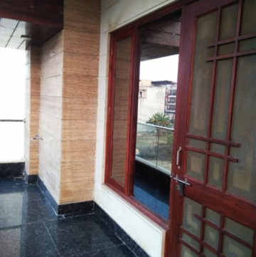 Living Room in 2.5 BHK Builder Floor at Ansal Sushant Lok I, Sector 43 – for Rent