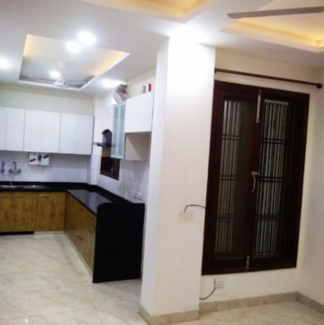 Living Room in 2.5 BHK Builder Floor at Ansal Sushant Lok I, Sector 43 – for Rent
