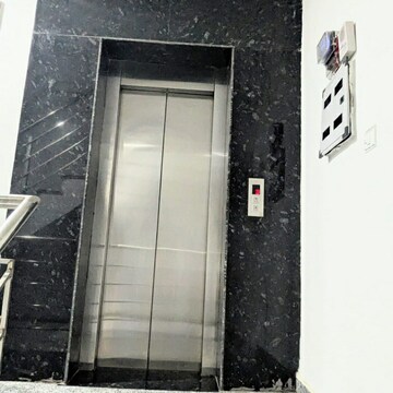 Lift in 3 BHK Apartment at Vipul World Floors, Sector 48 – for Rent