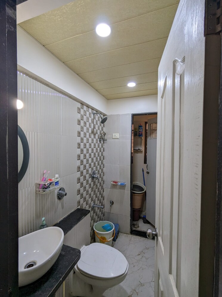 Bathroom, sudarshan-sky-garden 3 Bedroom 780 Sq.Ft. Apartment In Ghodbunder Road Thane 6782014