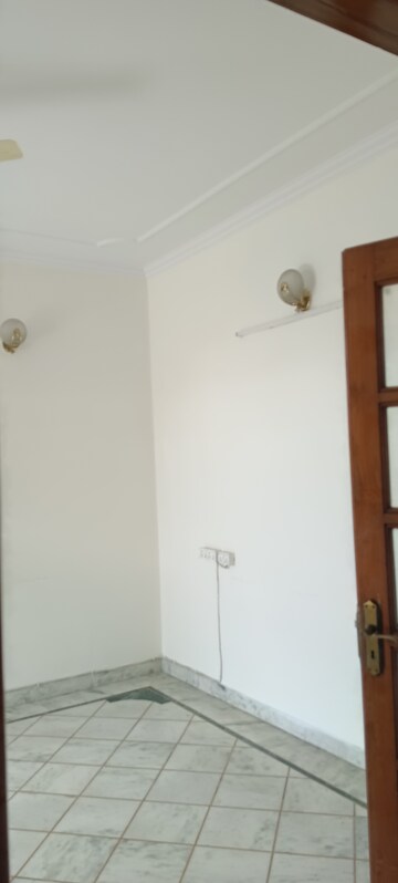 Room in 3 BHK Independent House at Sector 16 – for Rent
