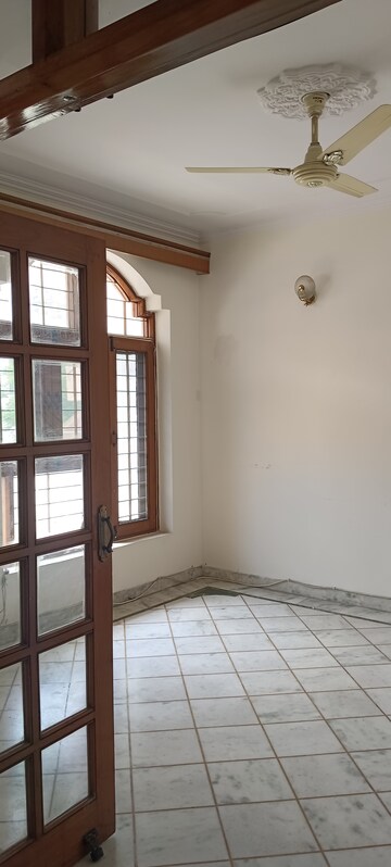 Room in 3 BHK Independent House at Sector 16 – for Rent