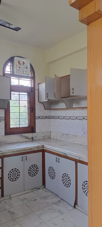 Room in 3 BHK Independent House at Sector 16 – for Rent