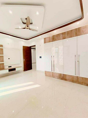 Room in 4 BHK Builder Floor at Green Fields Colony – for Sale