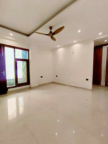 Room in 4 BHK Builder Floor at Green Fields Colony – for Sale