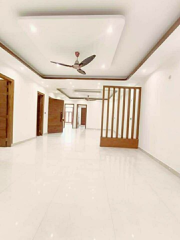 Room in 4 BHK Builder Floor at Green Fields Colony – for Sale