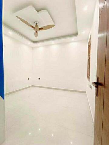 Room in 4 BHK Builder Floor at Green Fields Colony – for Sale