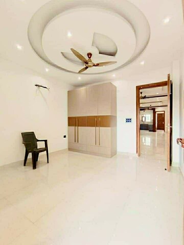 Room in 4 BHK Builder Floor at Green Fields Colony – for Sale