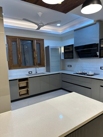 रेसिडेंशियल विला वर्ग यार्ड फॉर रीसेल इन सेक्टर 15 गुड़गांव  6828146