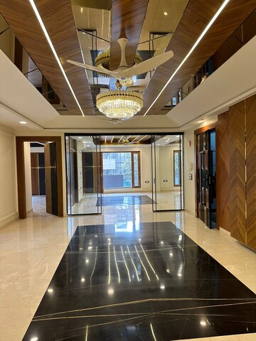 रेसिडेंशियल विला वर्ग यार्ड फॉर रीसेल इन सेक्टर 15 गुड़गांव  6828146