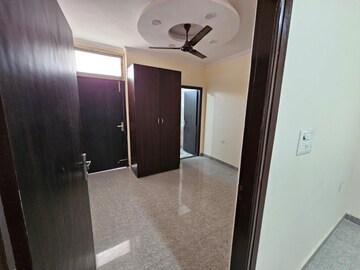 रेसिडेंशियल घर वर्ग फुट फॉर रेंट इन द्वारका मोर दिल्ली  6826723