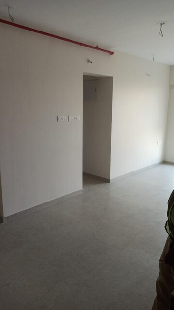 Room in 2 BHK Apartment at Dosti Oro 67, Kandivali West – for Rent