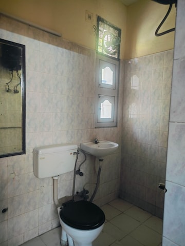 Bathroom in 2.5 BHK Builder Floor at Ansal Plaza Sector-23, Sector 23 – for Rent