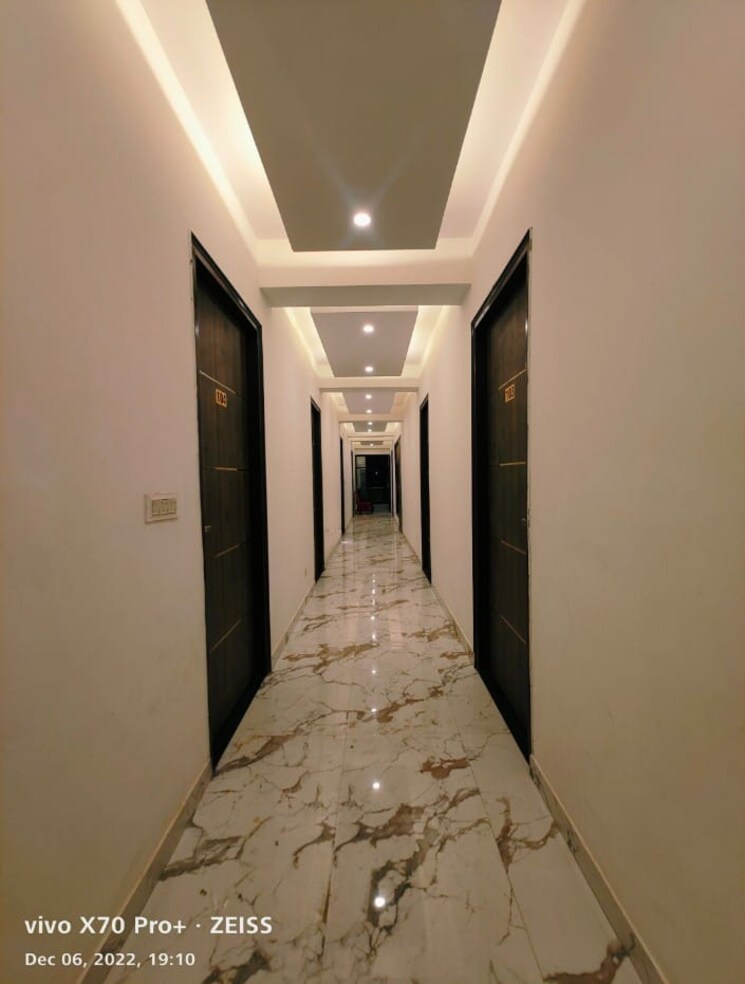 Room, sector 63a Pg For Boys & Girls In Sector 63a 6847001