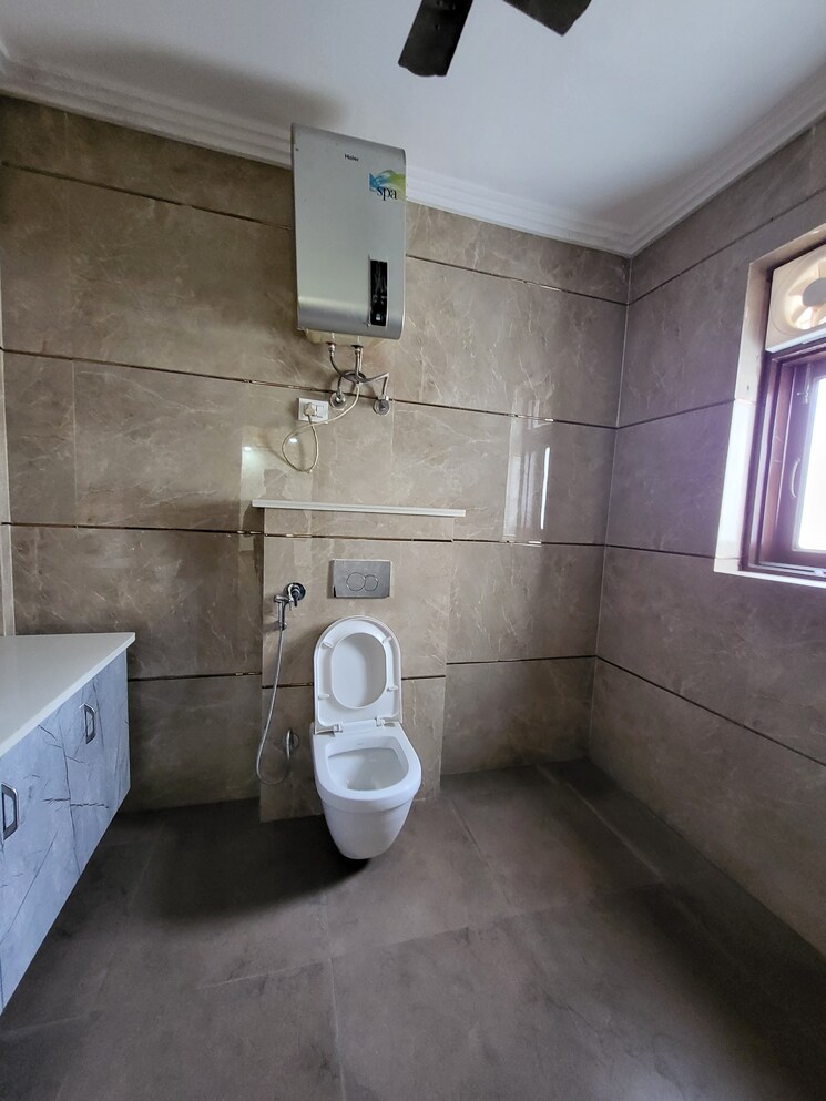 Bathroom, green fields colony 4 Bedroom 4050 Sq.Ft. Builder Floor In Green Fields Colony Faridabad 6847674