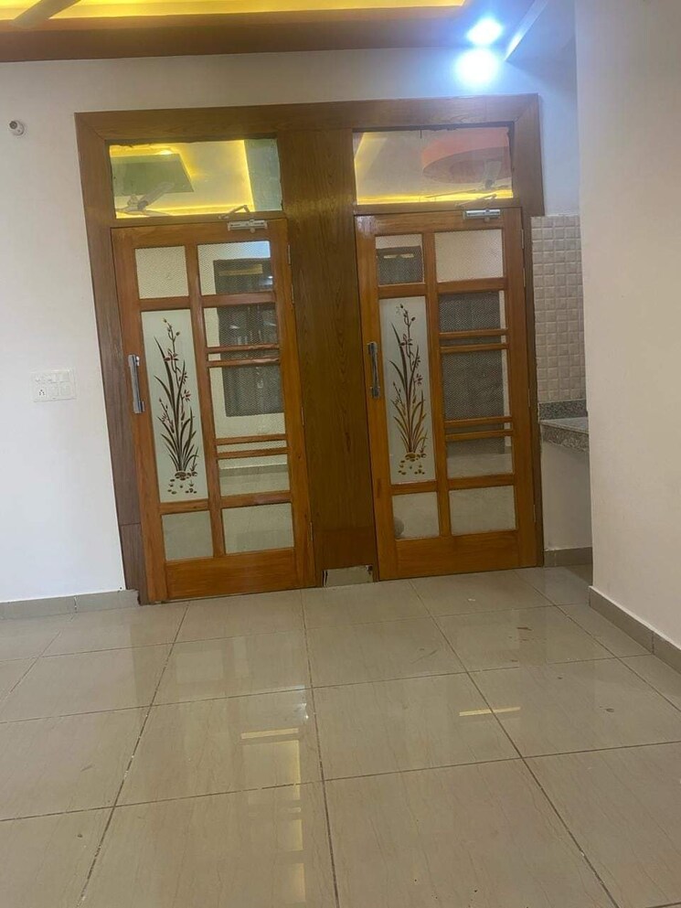 Room, pallavpuram 3 Bedroom 150 Sq.Yd. Apartment In Pallavpuram Meerut 6851051