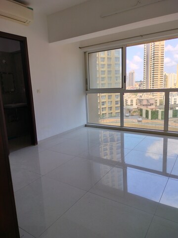 Room in 2.5 BHK Apartment at Runwal Elegante, Andheri West – for Rent