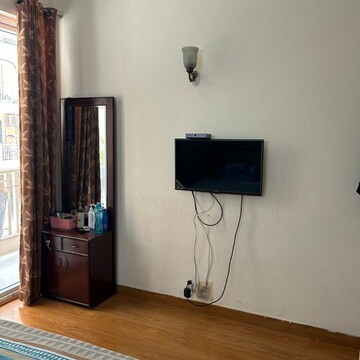 Room in 3 BHK Apartment at Emaar Palm Hills, Sector 77 – for Rent