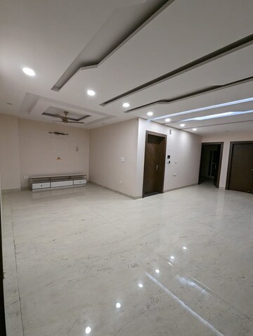 Room in 3 BHK Builder Floor at Sector 15a – for Rent