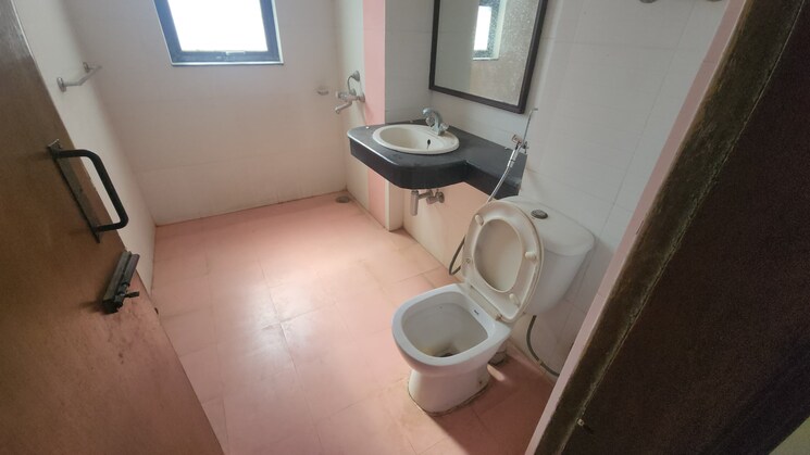 Bathroom, phi iv greater noida 4 Bedroom 255 Sq.Mt. Independent House In Phi Iv Greater Noida Greater Noida 6863899