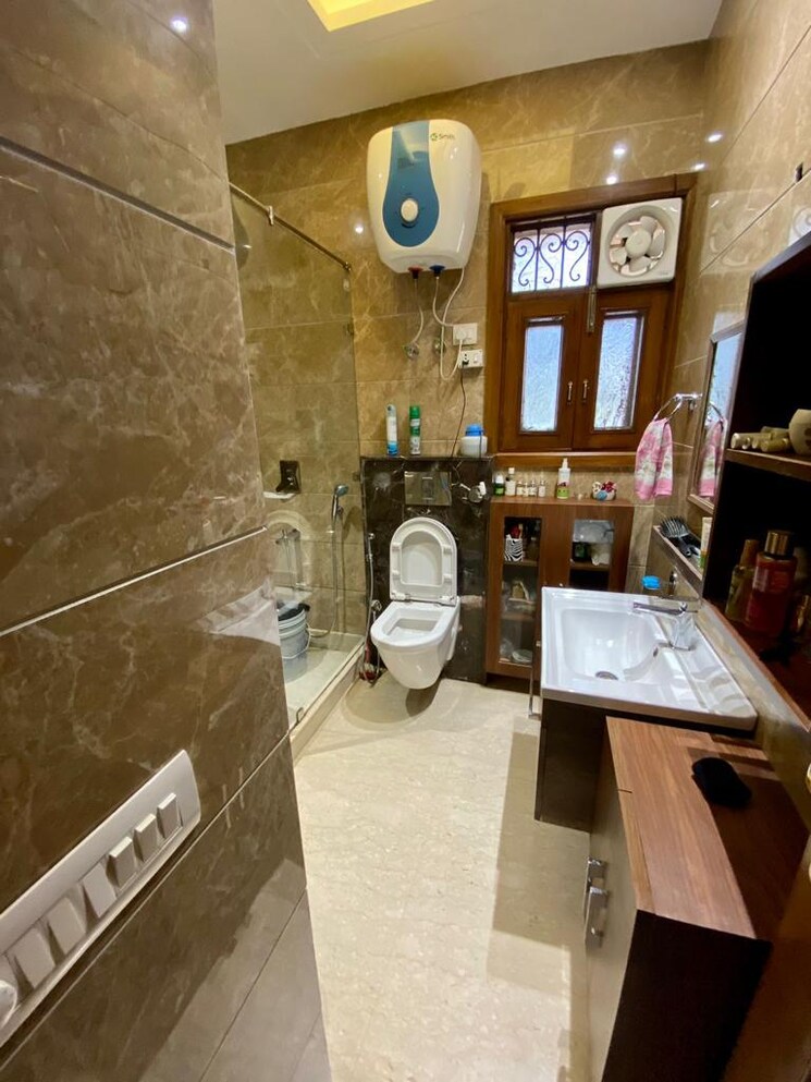 Bathroom, hauz khas 3 Bedroom 2000 Sq.Ft. Builder Floor In Hauz Khas Delhi 6874133