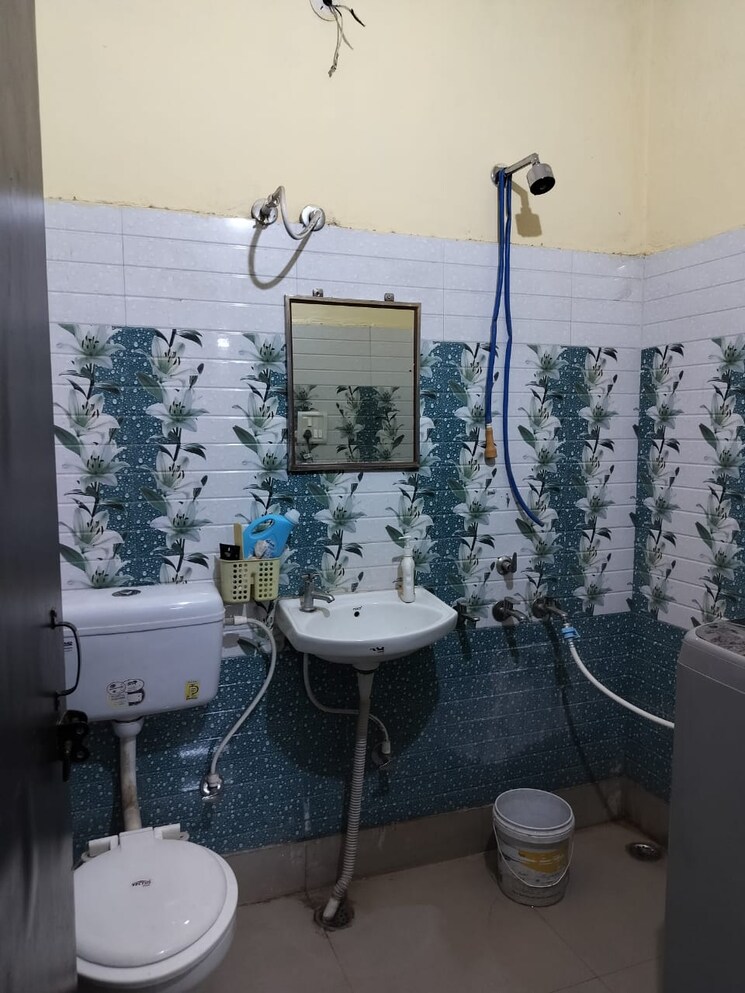 Attached Bathroom, pallavpuram 2 Bedroom 135 Sq.Yd. Apartment In Pallavpuram Meerut 6878173