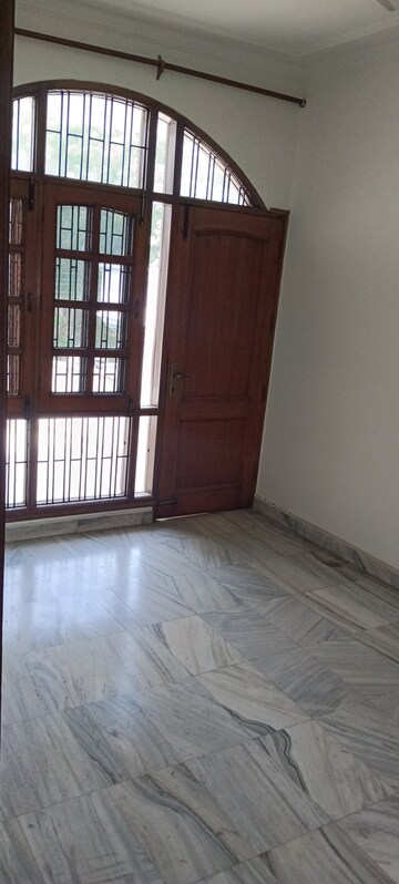 Room in 3 BHK Builder Floor at Sector 14 – for Rent