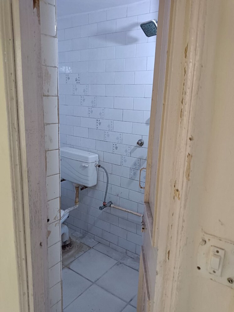 Bathroom, lajpat nagar 2 Bedroom 1000 Sq.Ft. Builder Floor In Lajpat Nagar Delhi 6891101