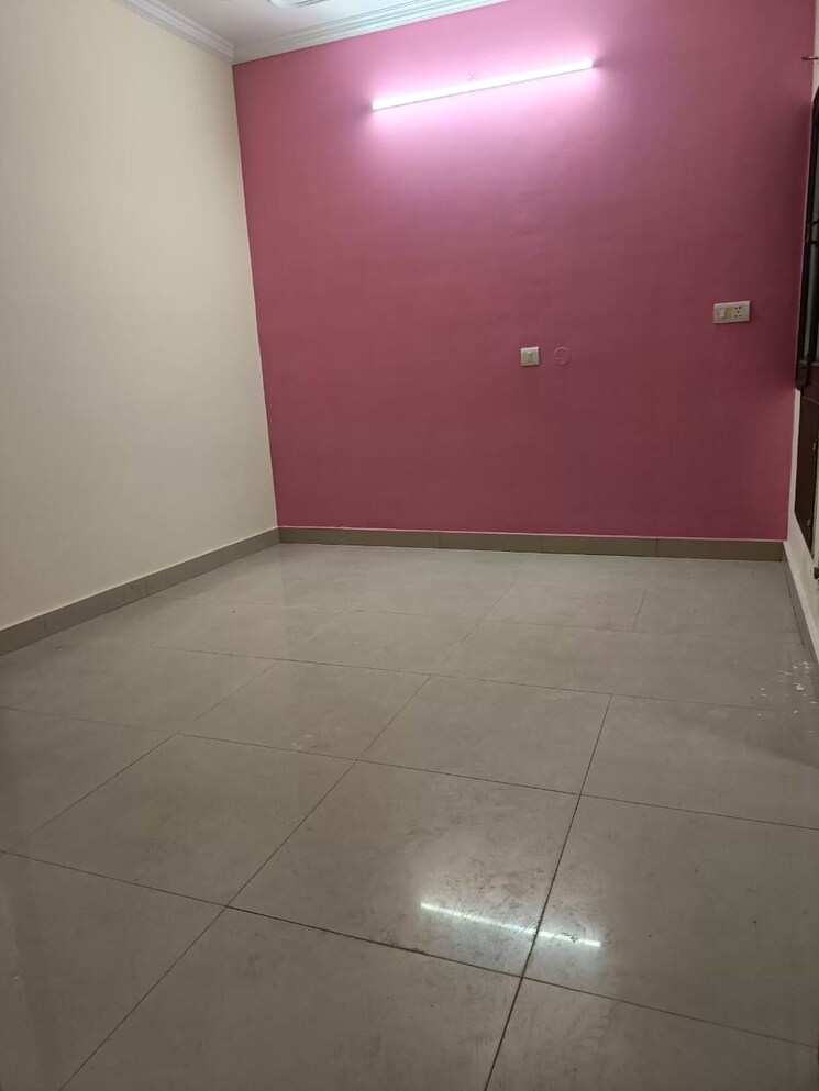 Room, kalkaji 3.5 Bedroom 110 Sq.Yd. Apartment In Kalkaji Delhi 6891406