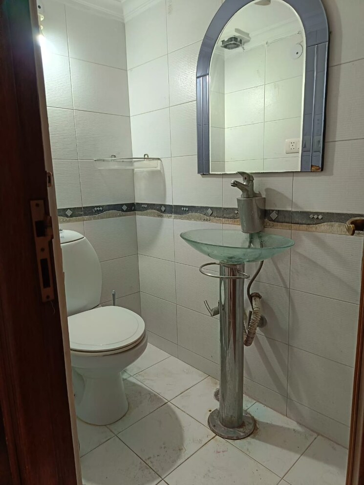 Bathroom, kalkaji 3.5 Bedroom 110 Sq.Yd. Apartment In Kalkaji Delhi 6891406