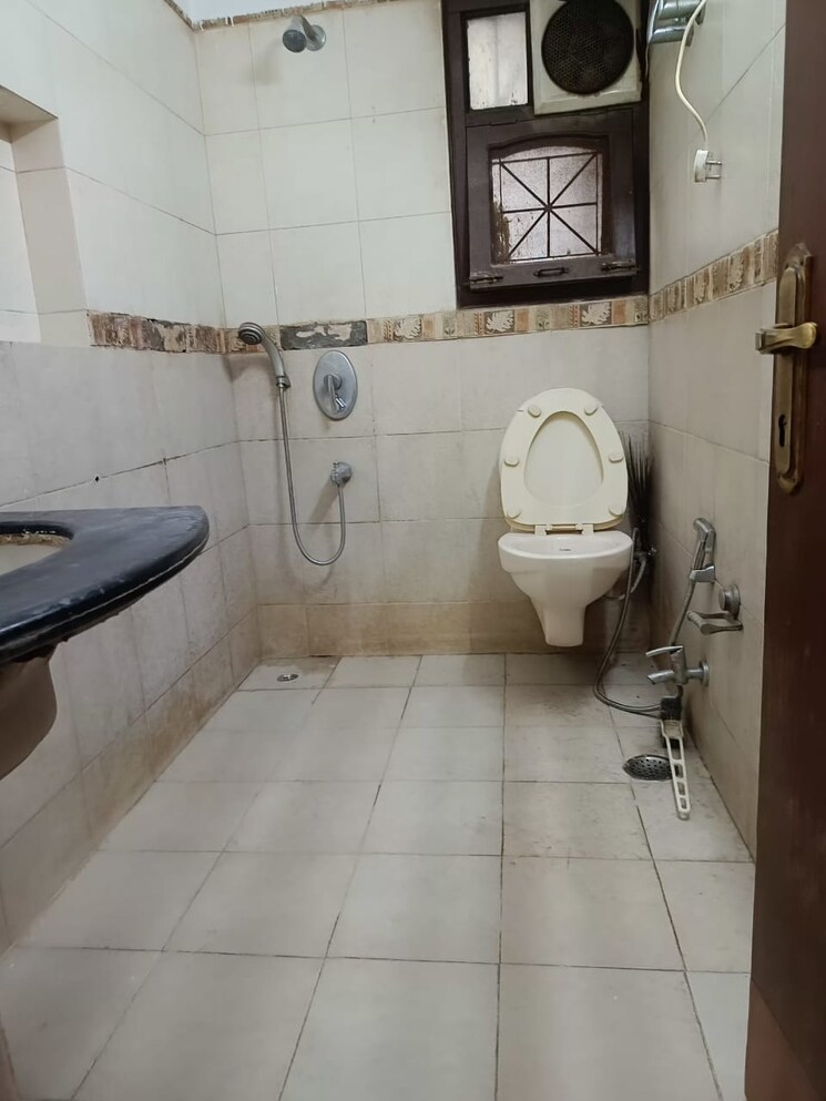Bathroom, kalkaji 3.5 Bedroom 110 Sq.Yd. Apartment In Kalkaji Delhi 6891406