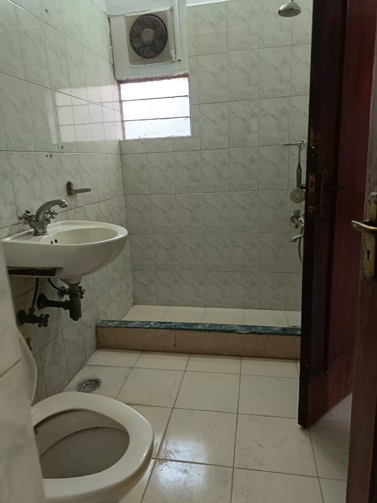 Bathroom, kalkaji 3.5 Bedroom 110 Sq.Yd. Apartment In Kalkaji Delhi 6891406