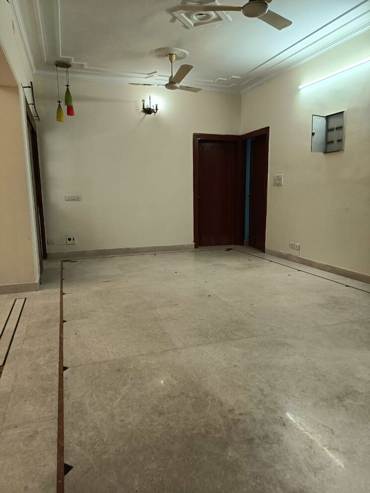 Room, kalkaji 3.5 Bedroom 110 Sq.Yd. Apartment In Kalkaji Delhi 6891406