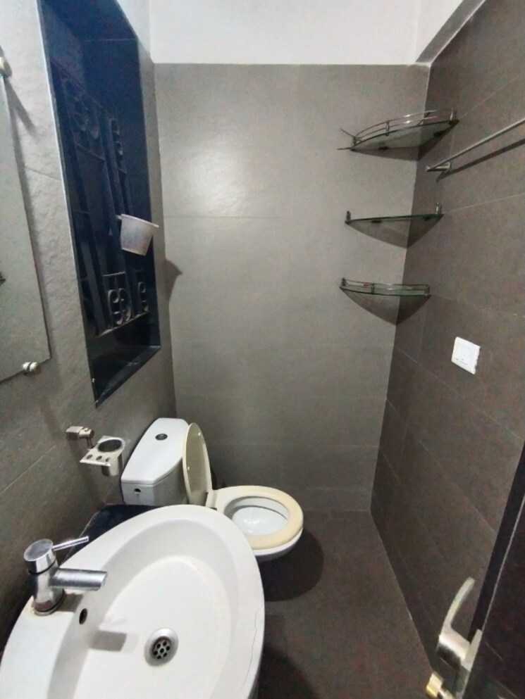 Bathroom, sheth-vasant-pride 3 Bedroom 1500 Sq.Ft. Apartment In Kandivali East Mumbai 6899400