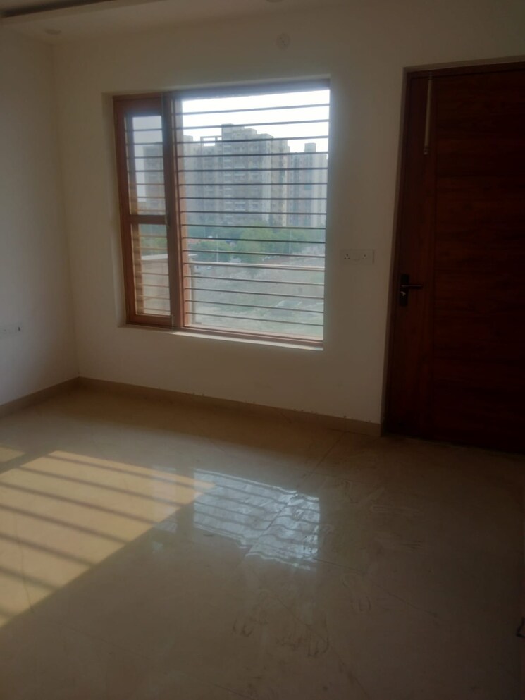 Room, bptp-parkland 3 Bedroom 250 Sq.Yd. Builder Floor In Sector 75 Faridabad 6962027