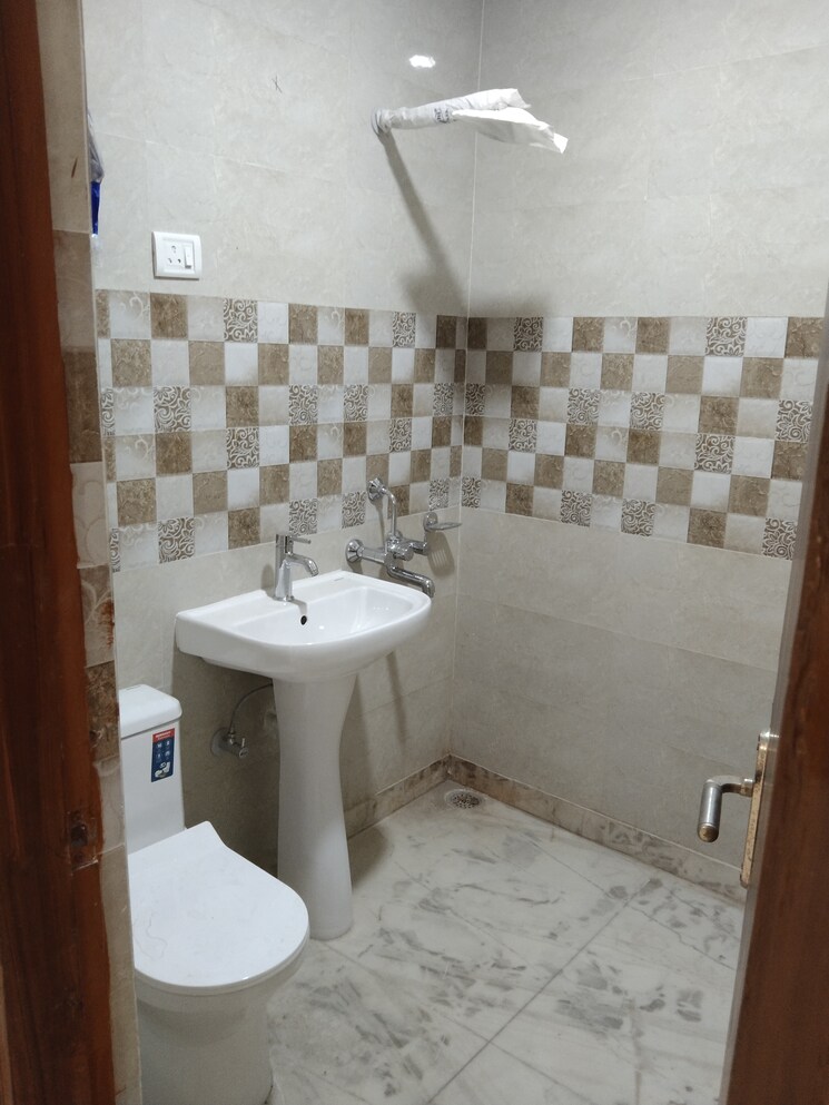 Bathroom, vasant kunj 4 Bedroom 2250 Sq.Ft. Apartment In Vasant Kunj Delhi 6984220