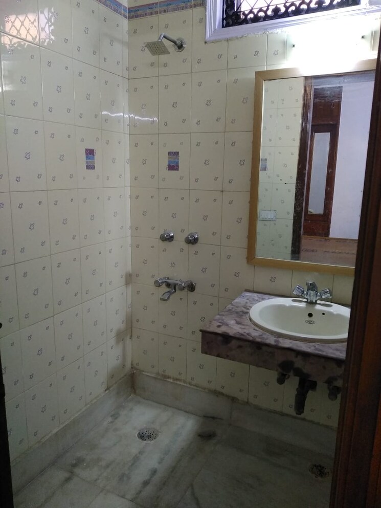 Bathroom, lajpat nagar 2 Bedroom 1101 Sq.Ft. Builder Floor In Lajpat Nagar Delhi 6985575