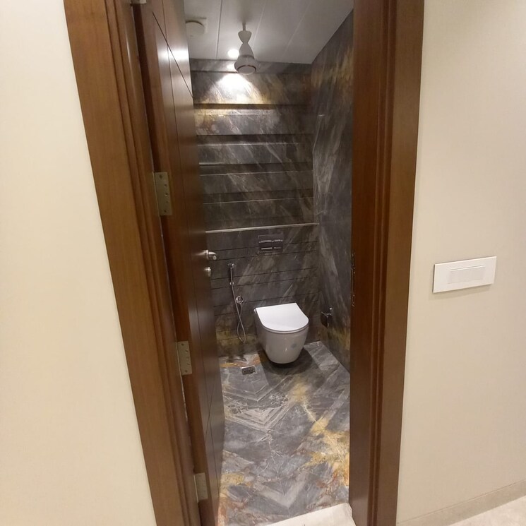 Bathroom, greater kailash ii 4 Bedroom 300 Sq.Yd. Builder Floor In Greater Kailash ii Delhi 6996840