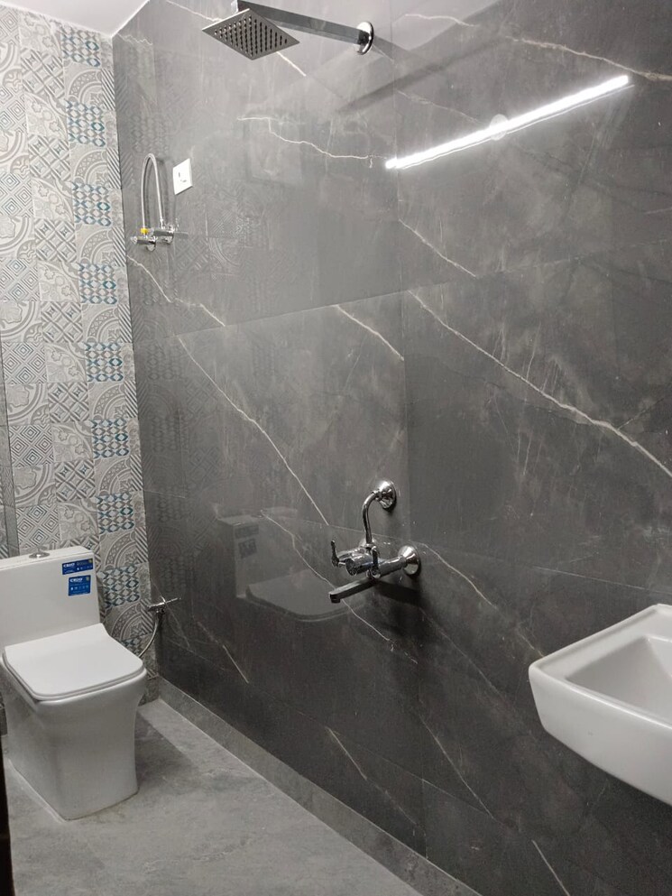 Bathroom, lajpat nagar 1 Bedroom 349 Sq.Ft. Builder Floor In Lajpat Nagar Delhi 7002437