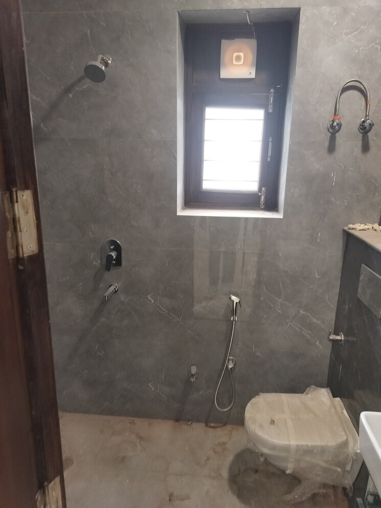 Bathroom, sector 77 3 Bedroom 190 Sq.Yd. Builder Floor In Sector 77 Faridabad 7002817