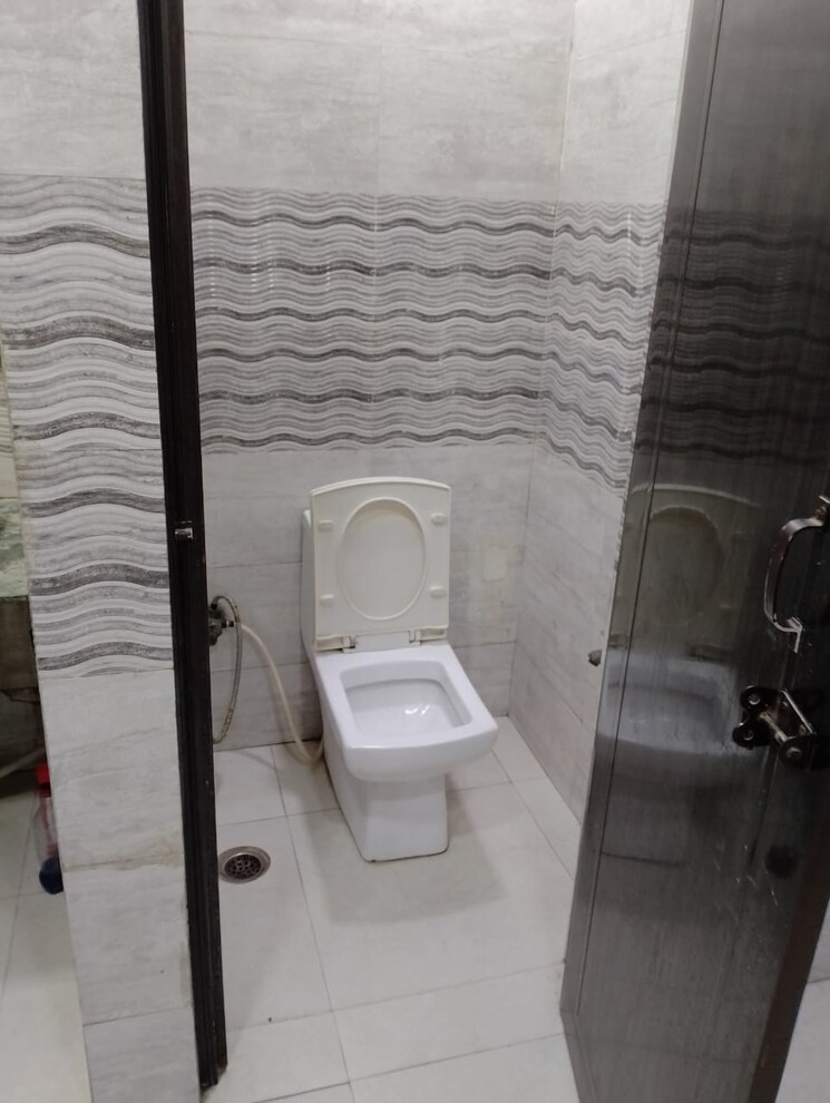 Washroom, sector 1 Commercial Office Space 1100 Sq.Ft. In Sector 1 Noida 7018877