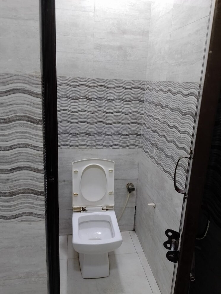 Washroom, sector 1 Commercial Office Space 1100 Sq.Ft. In Sector 1 Noida 7018877