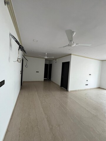 Room in 3 BHK Apartment at Oberoi Maxima, Andheri East – for Sale